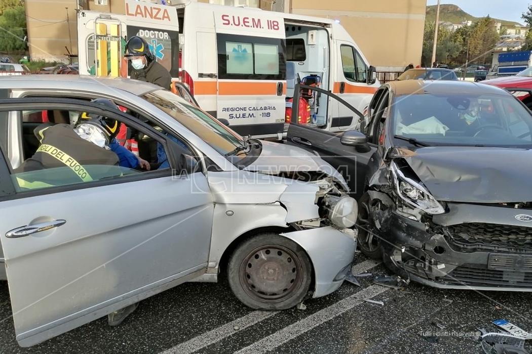 Incidente a Catanzaro, tre feriti in uno scontro tra due auto