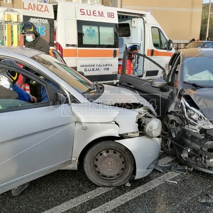 Incidente a Catanzaro, tre feriti in un impatto frontale tra due auto