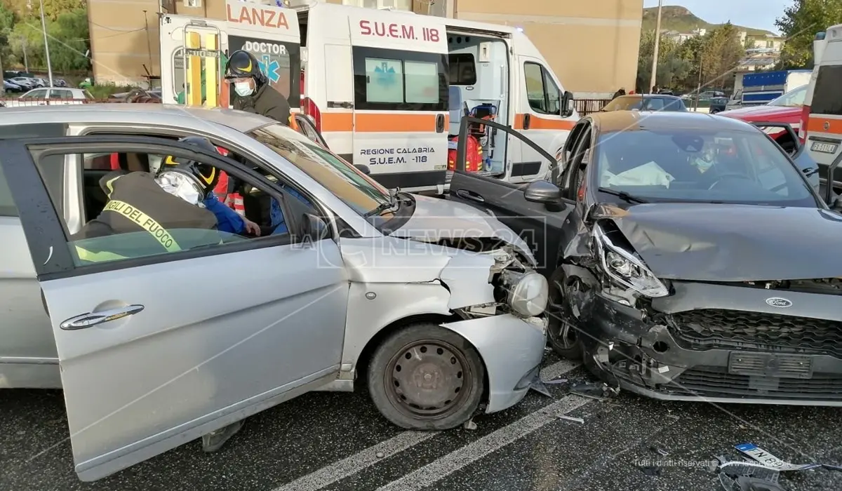 Incidente a Catanzaro, tre feriti in un impatto frontale tra due auto