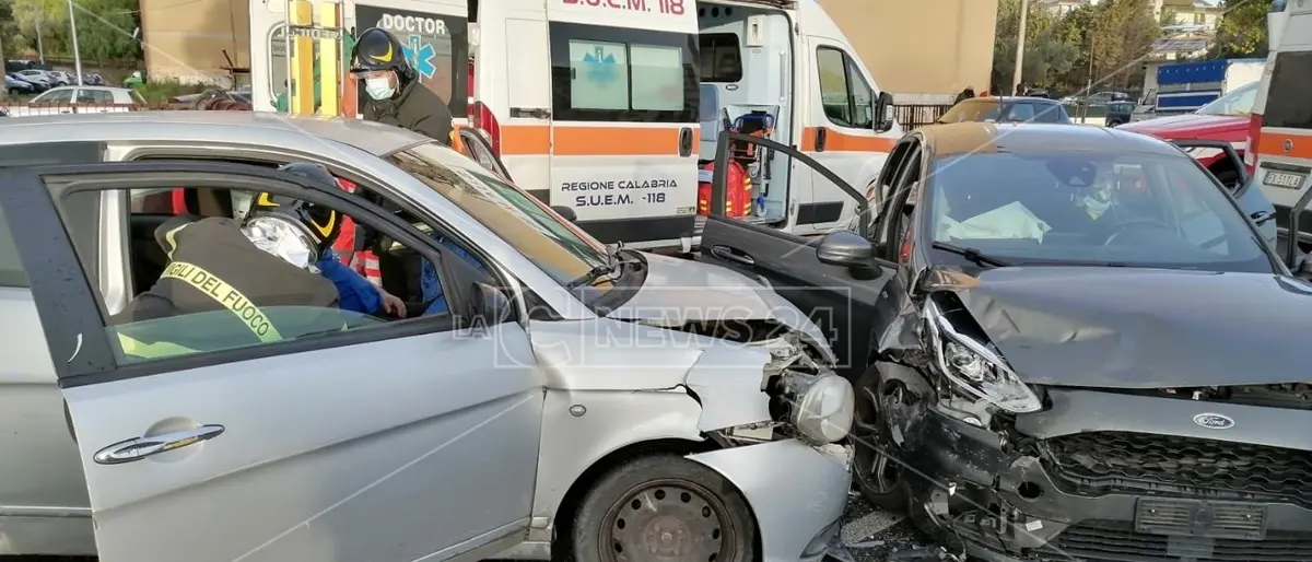 Incidente a Catanzaro, tre feriti in un impatto frontale tra due auto