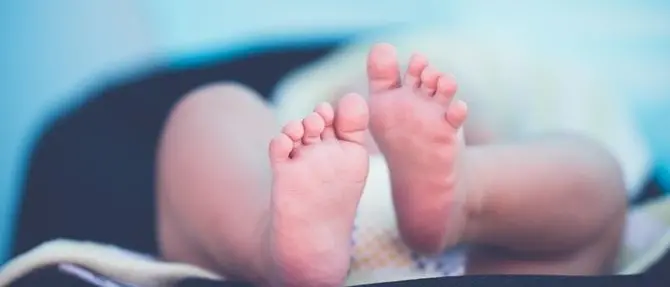 Morto neonato schiacciato sull’autobus dopo una frenata: era nel marsupio della mamma