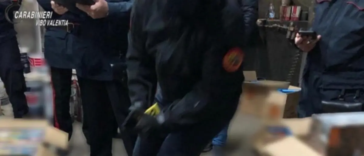Maxi sequestro di fuochi pirotecnici nel Vibonese: denunciata una donna