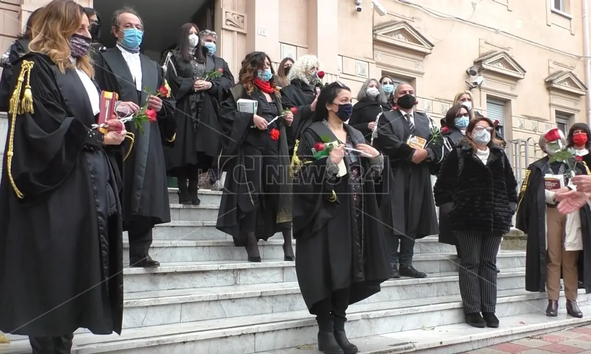 Protestano i magistrati onorari, flash mob a Palmi e Locri: «Senza di noi il sistema collassa»