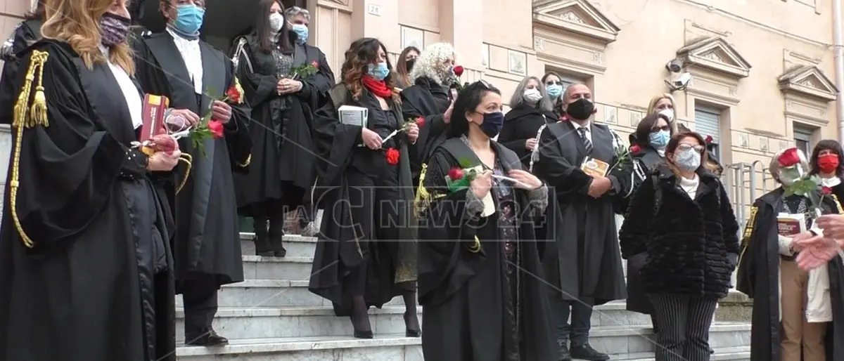 Protestano i magistrati onorari, flash mob a Palmi e Locri: «Senza di noi il sistema collassa»