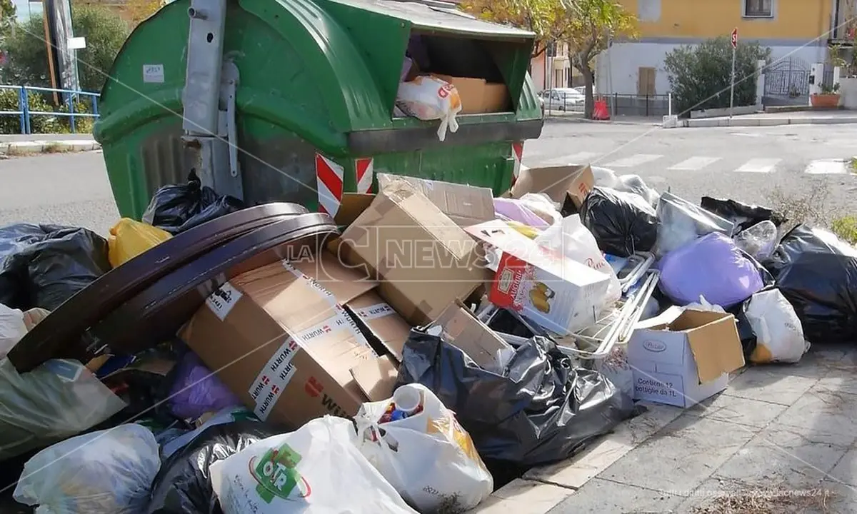 Maltempo blocca impianti rifiuti nel Crotonese, il sindaco: «Serve una discarica pubblica»