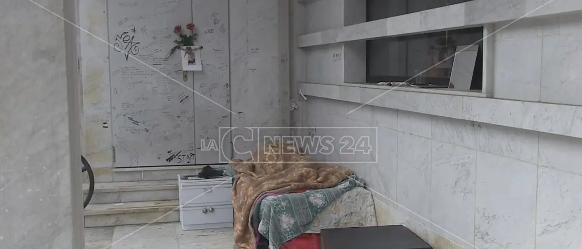 Cosenza, il portico del Cinema Italia trasformato in un ricovero per senzatetto