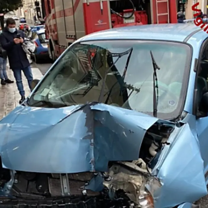 Incidente a Catanzaro, 86enne perde il controllo dell'auto e finisce contro un muro