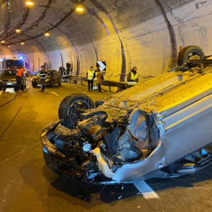 Incidente in una galleria alle porte di Paola, coinvolti tre mezzi