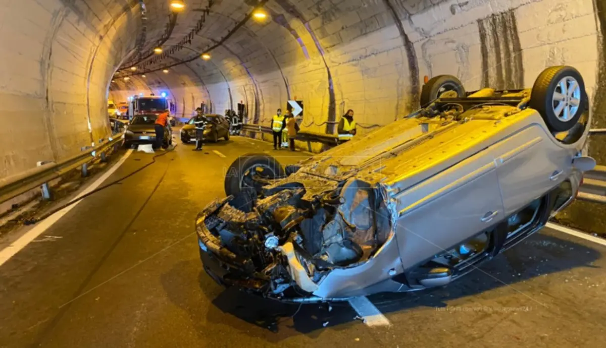 Incidente in una galleria alle porte di Paola, coinvolti tre mezzi