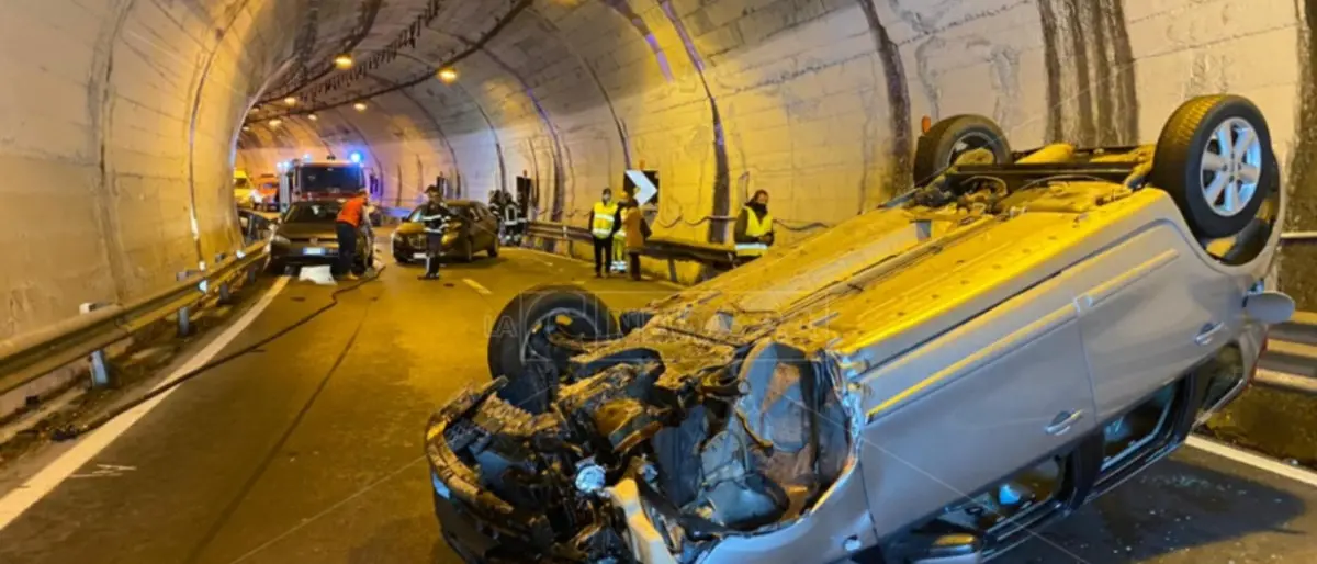 Incidente in una galleria alle porte di Paola, coinvolti tre mezzi