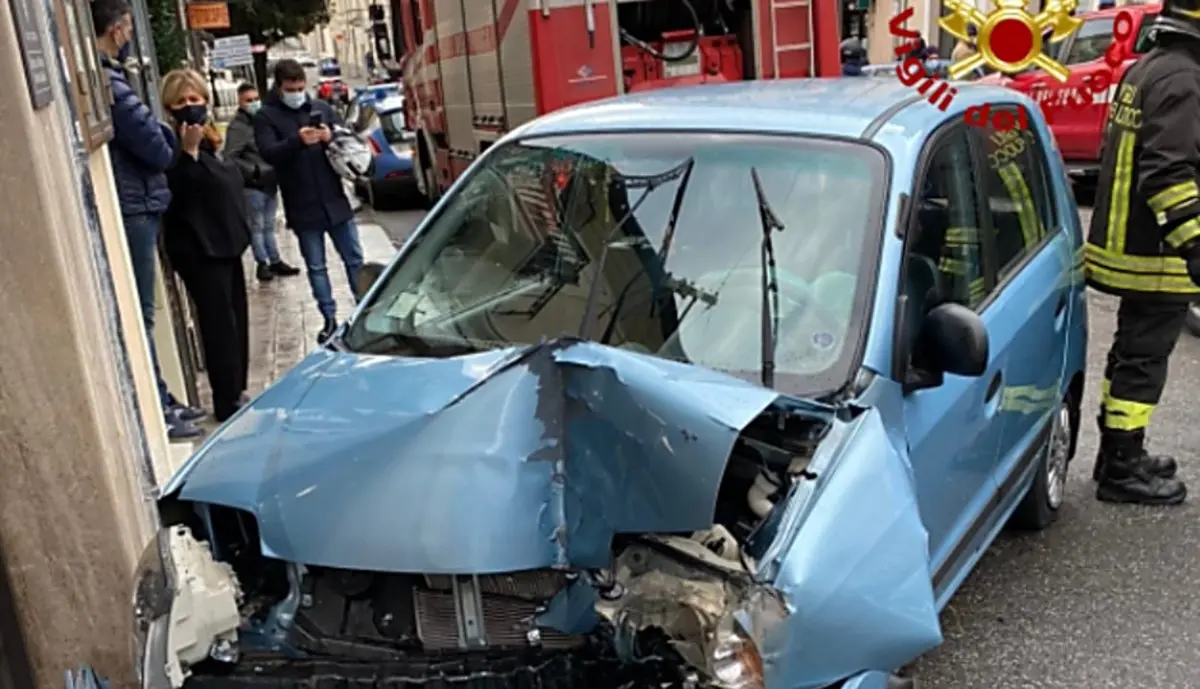 Incidente Catanzaro, morta l’anziana alla guida dell’auto: il video dell'impatto fatale