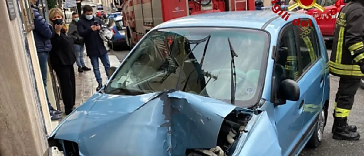 Incidente Catanzaro, morta l’anziana alla guida dell’auto: il video dell'impatto fatale