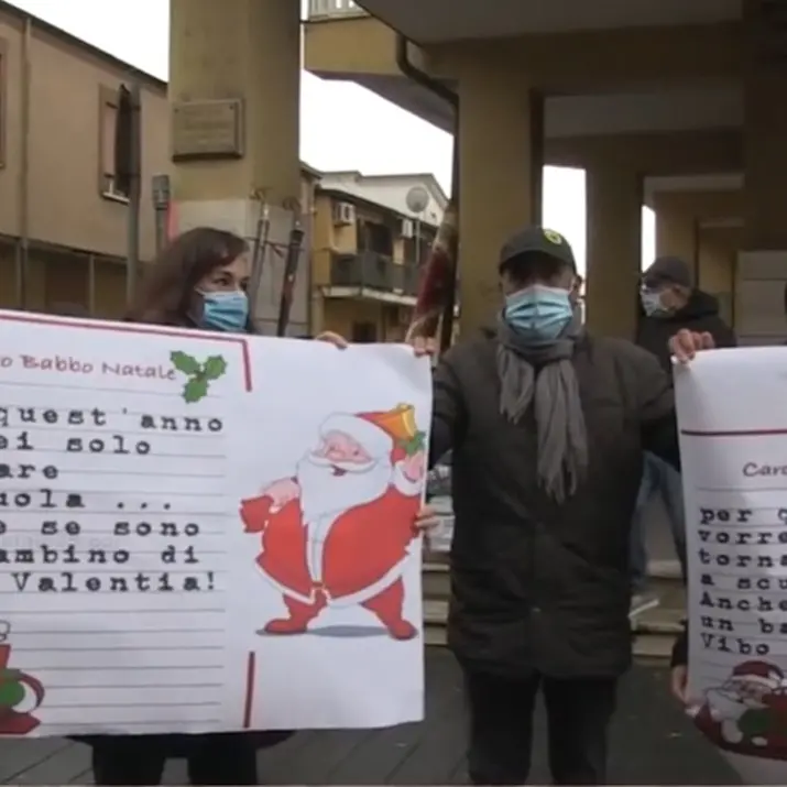 «Caro Babbo Natale, vorrei solo andare a scuola… anche se vivo a Vibo»
