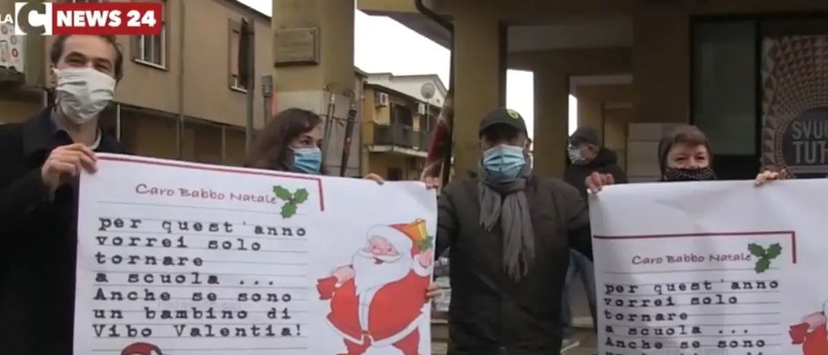 «Caro Babbo Natale, vorrei solo andare a scuola… anche se vivo a Vibo»