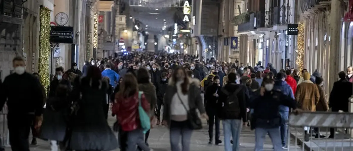 L'Italia gialla tutta a spasso, è allarme assembramenti: verso nuova stretta