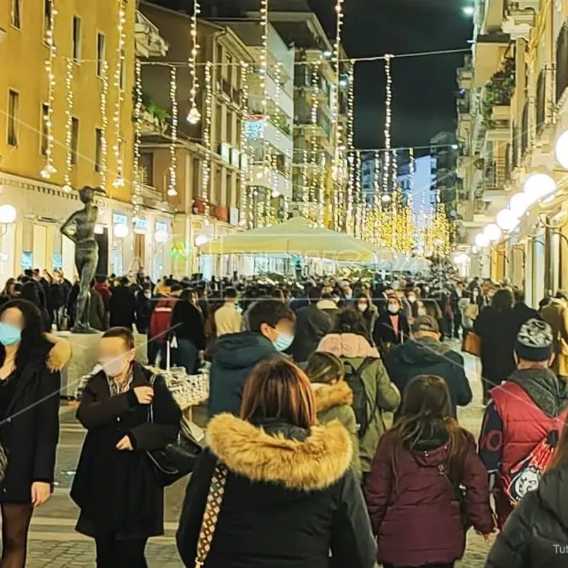 Italia zona rossa o arancione sotto Natale, il Governo valuta nuove restrizioni