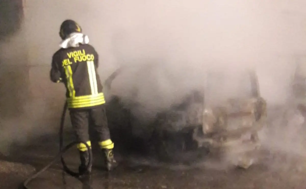 Corigliano-Rossano, altre due auto in fiamme nella notte