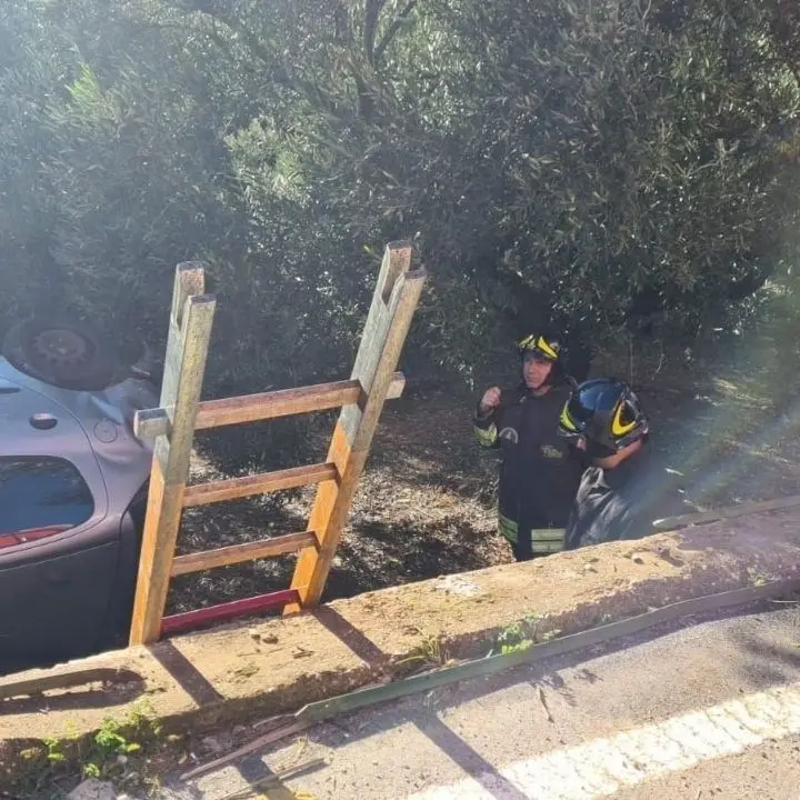 Incidente Lamezia Terme, perde il controllo dell'auto e si ribalta: illese due persone