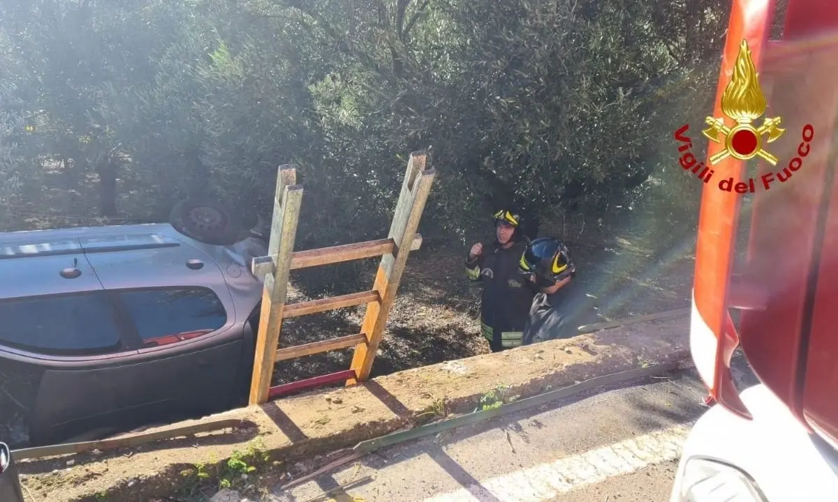 Incidente Lamezia Terme, perde il controllo dell'auto e si ribalta: illese due persone