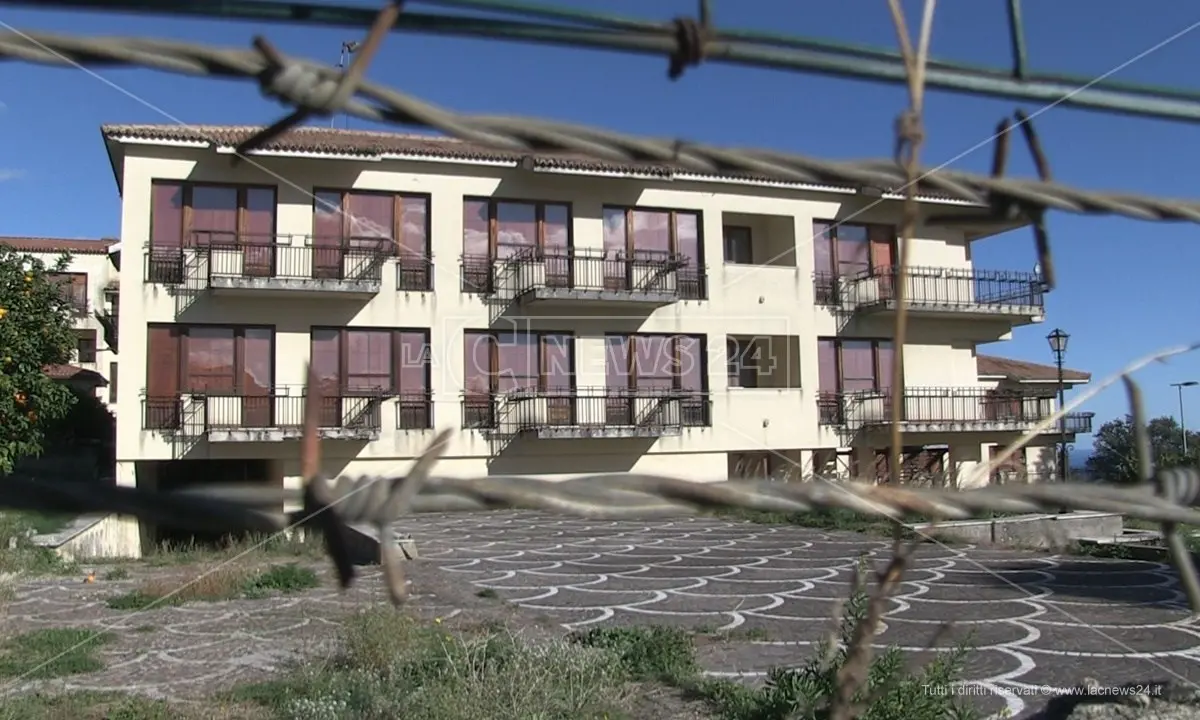 Gerace e Siderno, quegli ospedali cadenti tra proposte e sit-in notturni: video