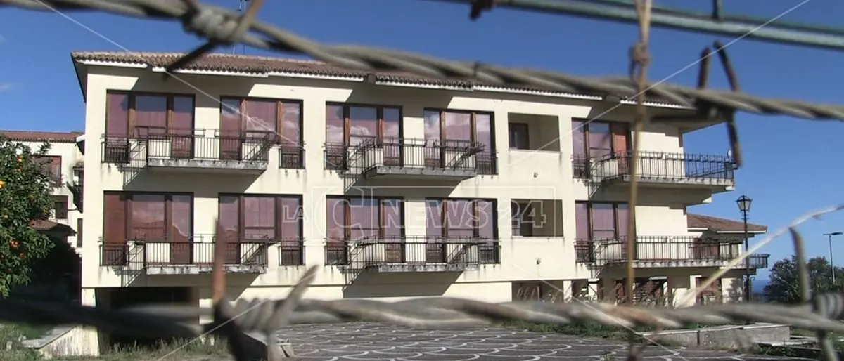 Gerace e Siderno, quegli ospedali cadenti tra proposte e sit-in notturni: video