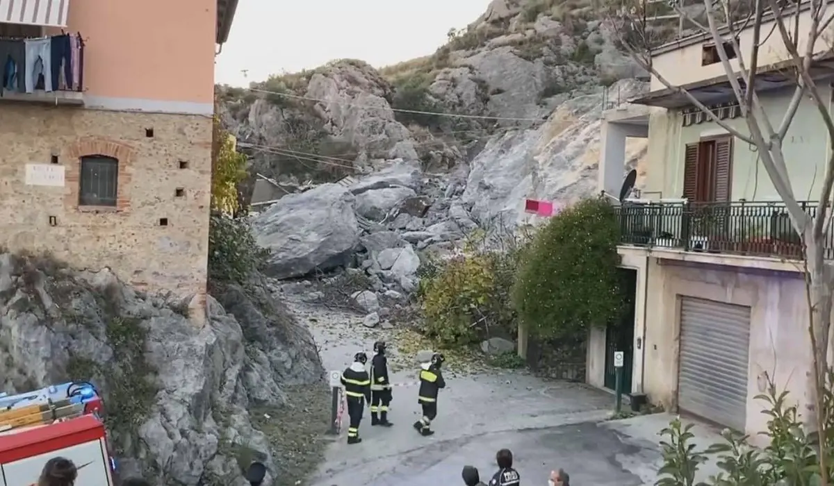 Cassano allo Jonio, si stacca un costone di roccia: evacuate dieci famiglie