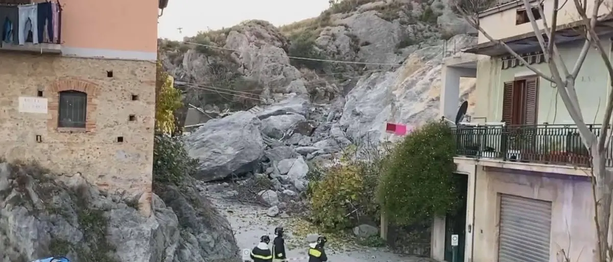 Cassano allo Jonio, si stacca un costone di roccia: evacuate dieci famiglie