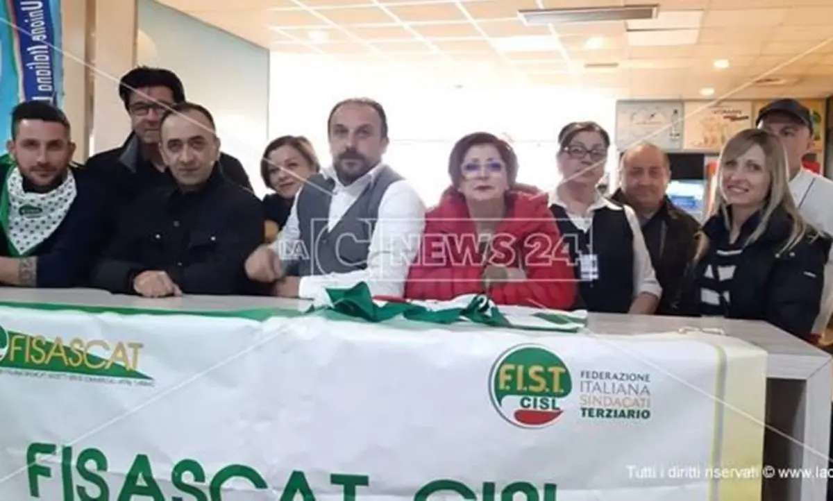 Aeroporto di Lamezia, licenziati 12 dipendenti del bar. I sindacati: «Basta spot elettorali»