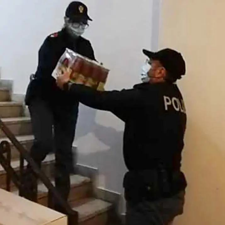 Cosenza, la polizia dona cento pacchi di alimenti per famiglie in difficoltà