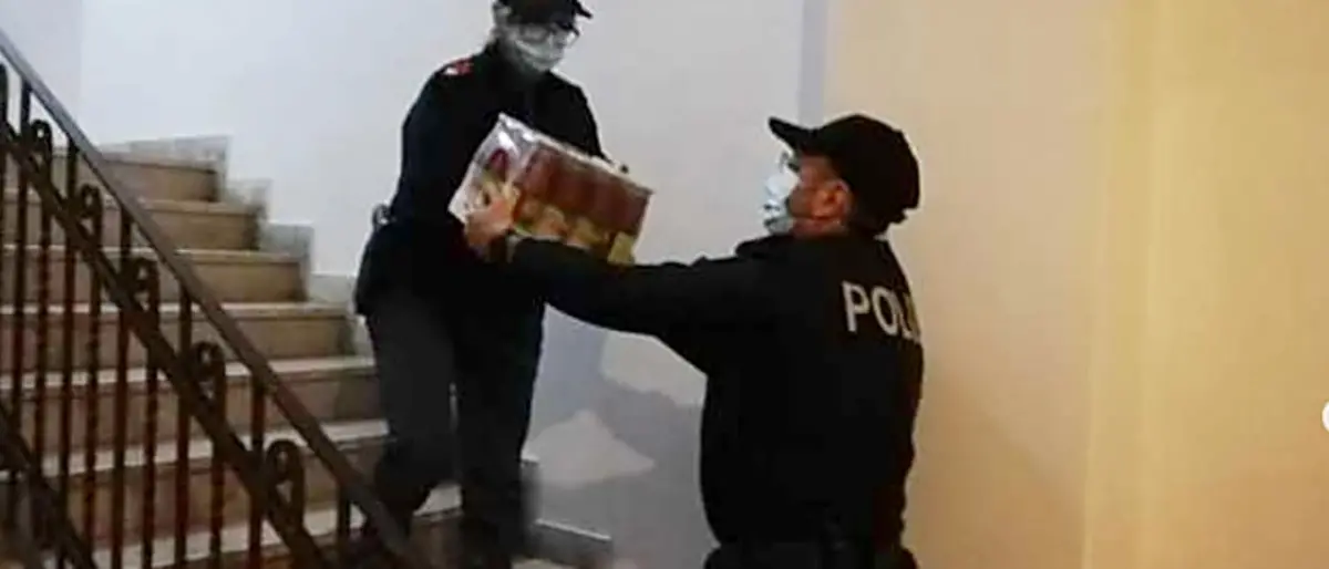 Cosenza, la polizia dona cento pacchi di alimenti per famiglie in difficoltà