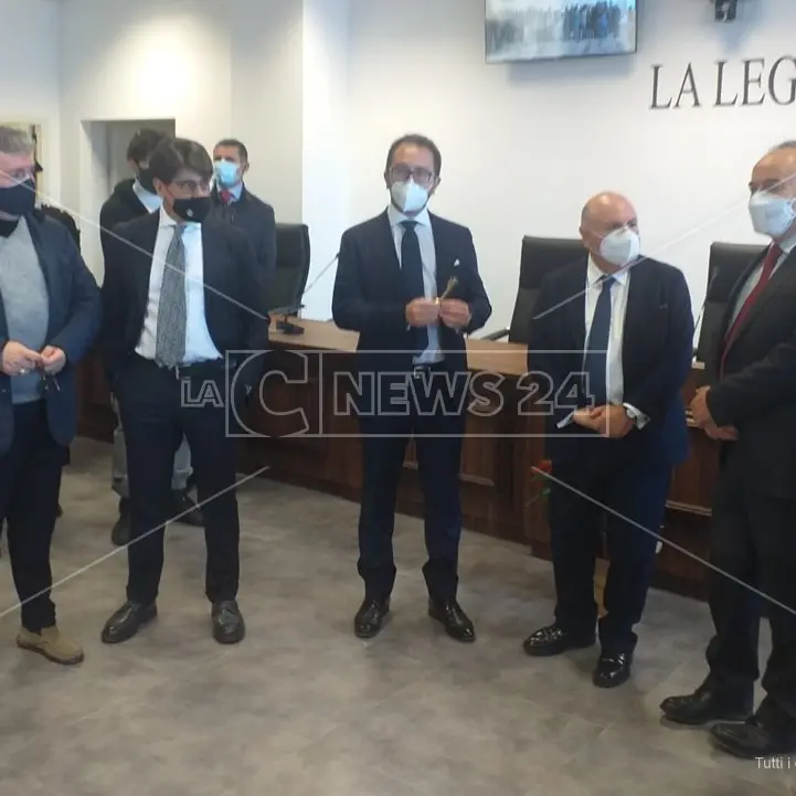 Il ministro Bonafede in Calabria: «Lo Stato c’è. Aula bunker segnale importante»