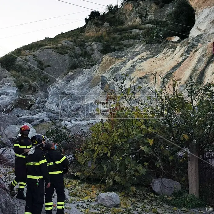 Cassano, sopralluogo della protezione civile dopo il crollo del costone
