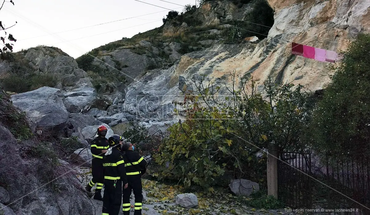 Cassano, sopralluogo della protezione civile dopo il crollo del costone