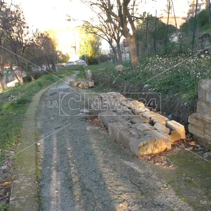 Crotone, Parco Pitagora ferito dal maltempo e sfregiato dai vandali