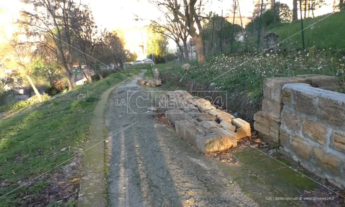 Crotone, Parco Pitagora ferito dal maltempo e sfregiato dai vandali