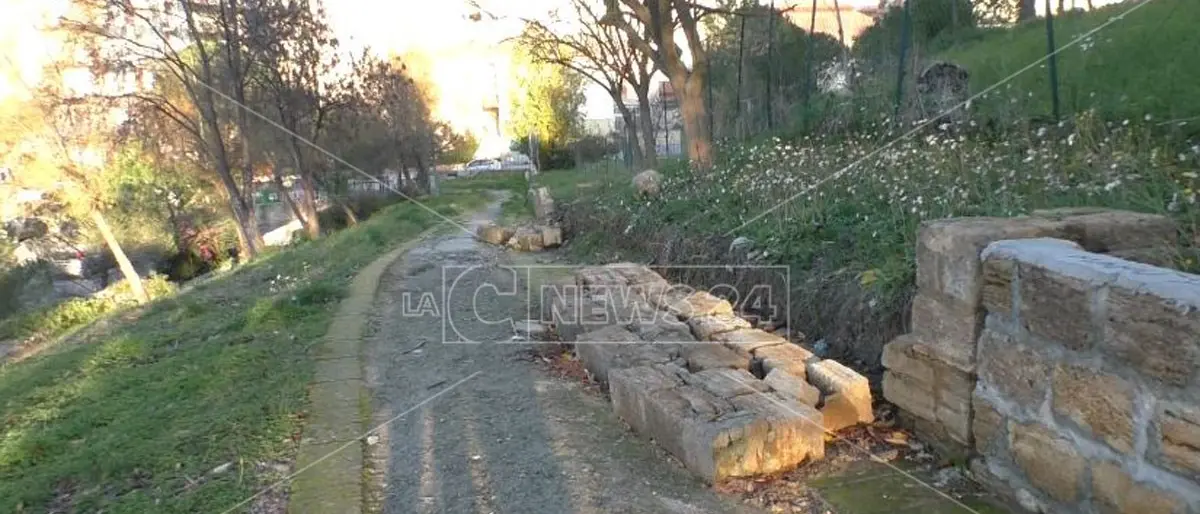 Crotone, Parco Pitagora ferito dal maltempo e sfregiato dai vandali