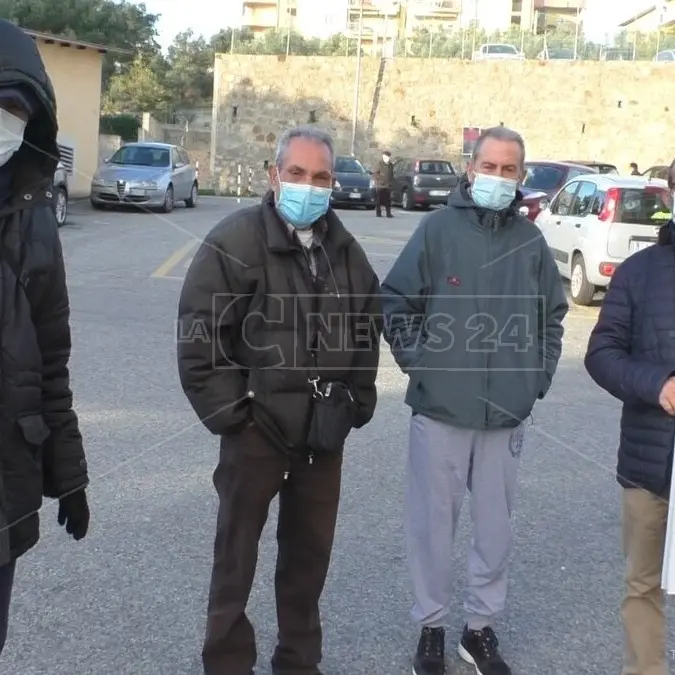 Parcheggi per dializzati occupati abusivamente, sit-in all'ospedale di Soverato