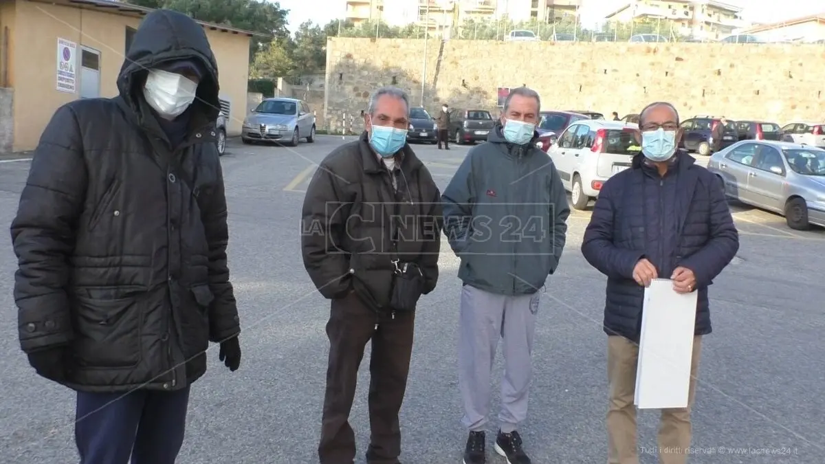 Parcheggi per dializzati occupati abusivamente, sit-in all'ospedale di Soverato