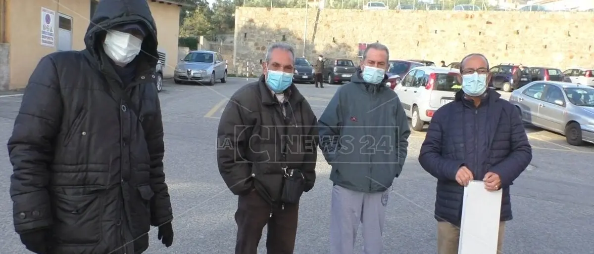 Parcheggi per dializzati occupati abusivamente, sit-in all'ospedale di Soverato