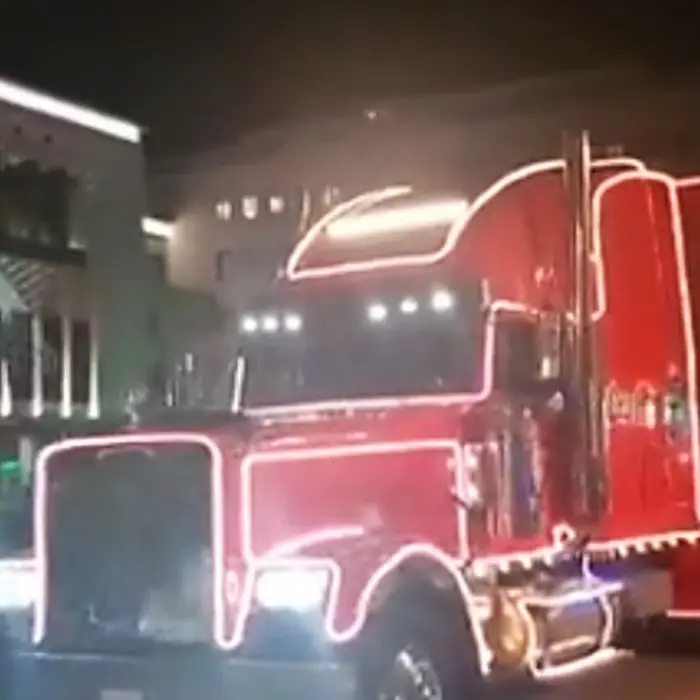 L’iconico camion Coca cola a Cosenza per donare generi alimentari ai bisognosi: video