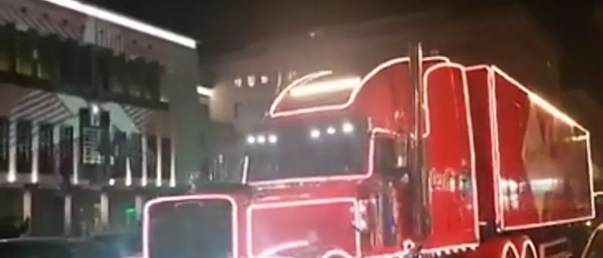 L’iconico camion Coca cola a Cosenza per donare generi alimentari ai bisognosi: video