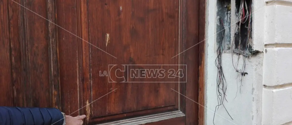 Locri, colpi di accetta contro la porta di uno studio legale