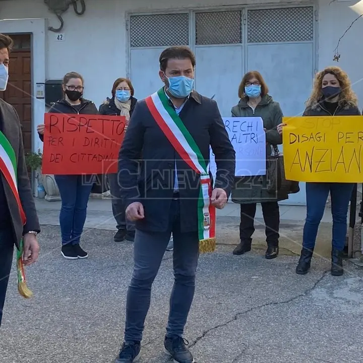 Uffici postali aperti solo tre giorni a settimana, esplode la protesta in piccoli comuni del Cosentino