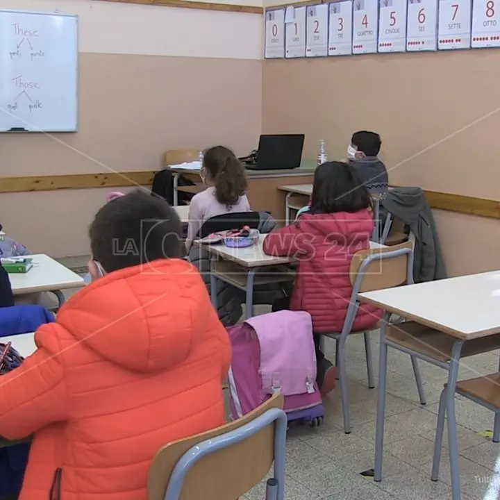 Scuola Vibo, dopo riapertura è guerra sui social tra genitori favorevoli e contrari
