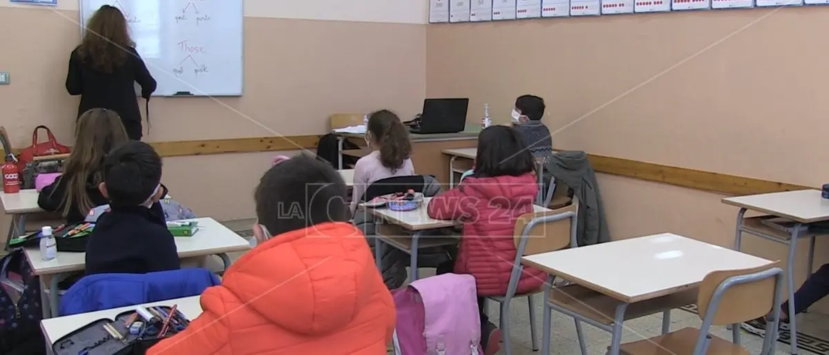 Scuola Vibo, dopo riapertura è guerra sui social tra genitori favorevoli e contrari