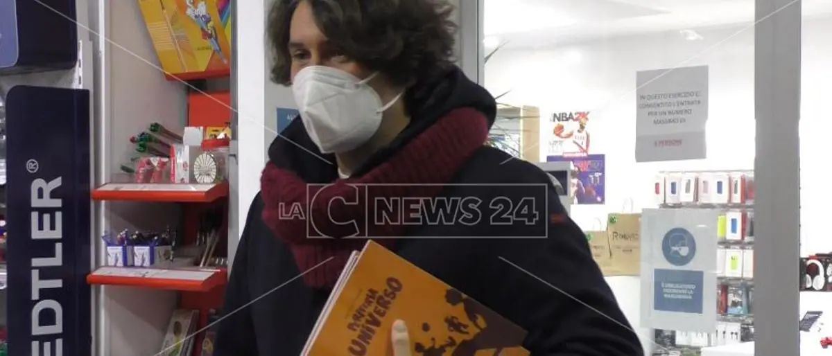 Crotone, il libro di Facente torna in libreria per beneficenza
