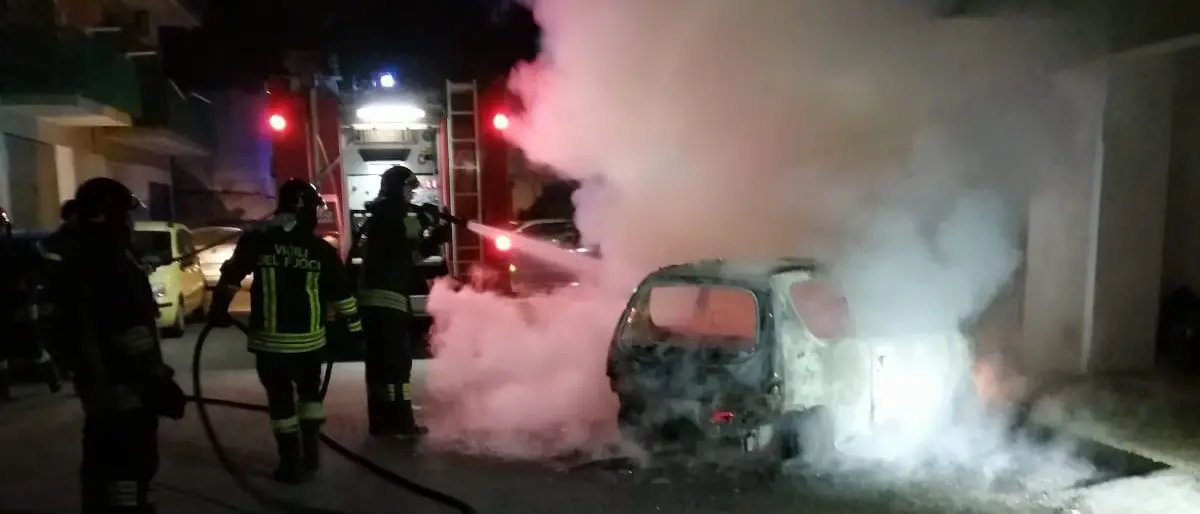Corigliano-Rossano, altra auto in fiamme: indagini in corso