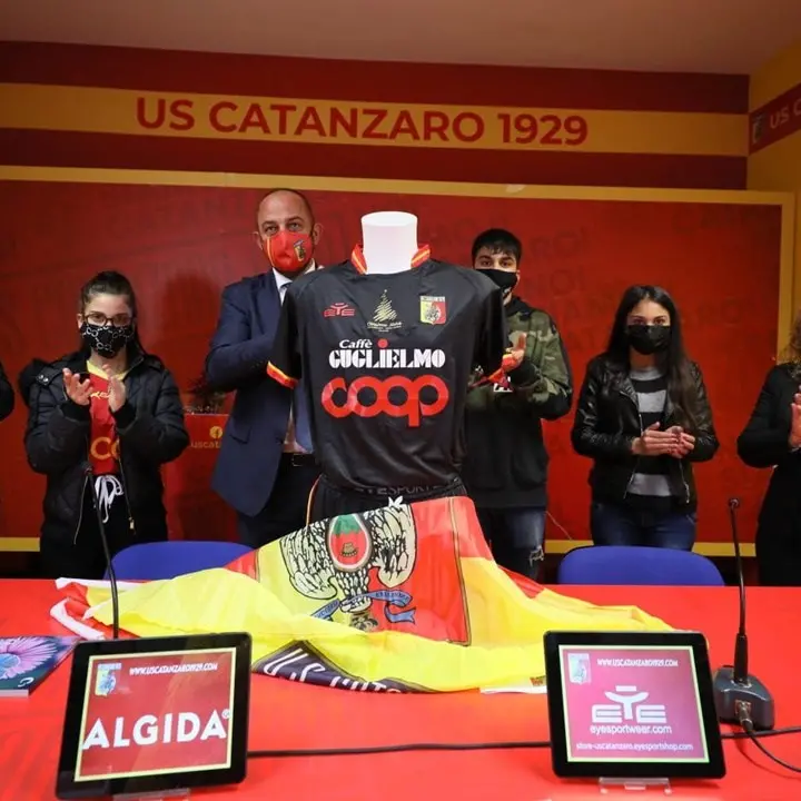 Il Catanzaro verso la Juve Stabia con uno sguardo al sociale