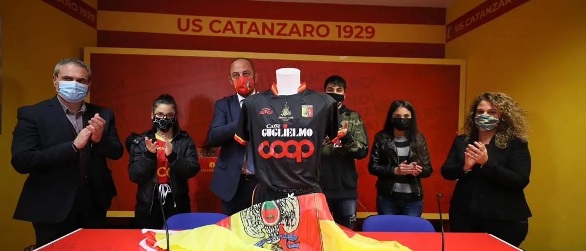 Il Catanzaro verso la Juve Stabia con uno sguardo al sociale