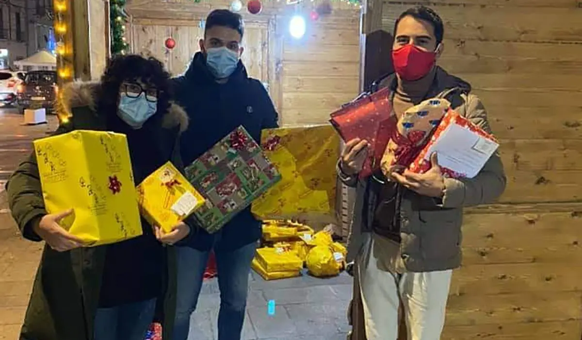 Babbo Natale a Castrovillari si veste di solidarietà con il giocattolo sospeso